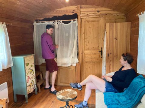Hébergement 4 personnes - La Roulotte - Insolite 5* avec sa cabane 2/4 pers