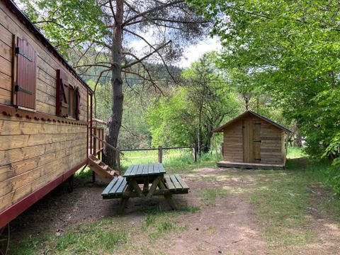 Hébergement 4 personnes - La Roulotte - Insolite 5* avec sa cabane 2/4 pers