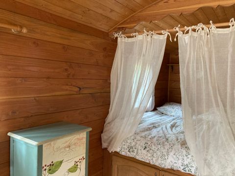 Hébergement 4 personnes - La Roulotte - Insolite 5* avec sa cabane 2/4 pers