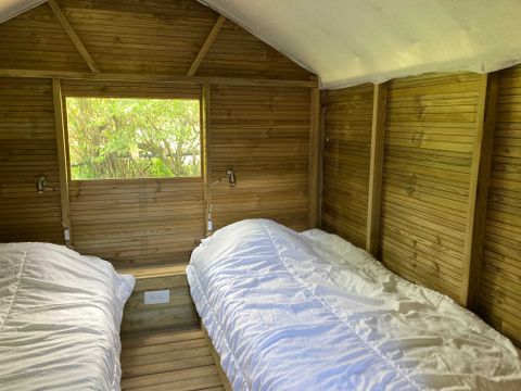 Hébergement 4 personnes - La Roulotte - Insolite 5* avec sa cabane 2/4 pers