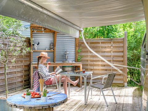 CARAVANE 2 personnes - Caravane américaine Airstream avec Spa Privé sur terrasse couverte 2 pers