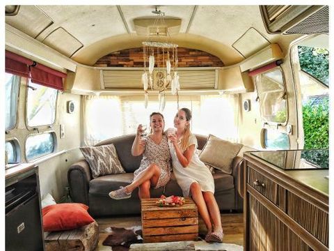 CARAVANE 2 personnes - Caravane américaine Airstream avec Spa Privé sur terrasse couverte 2 pers