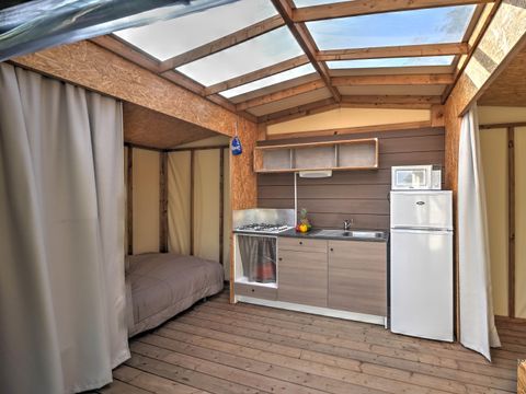 Tente en toile et en bois 4 personnes - Lodge Maori Confort 17m² (2 chambres) - sans sanitaires + terrasse couverte 2/4 pers