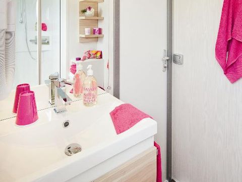 MOBILHOME 6 personnes - Mobil home Premium 29m² (2 chambres) + terrasse couverte + Lave vaisselle + TV + Climatisation 4/6 pers