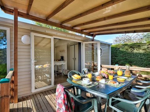 MOBILHOME 6 personnes - Mobil home Premium 29m² (2 chambres) + terrasse couverte + Lave vaisselle + TV + Climatisation 4/6 pers