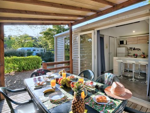MOBILHOME 6 personnes - Mobil home Premium 29m² (2 chambres) + terrasse couverte + Lave vaisselle + TV + Climatisation 4/6 pers