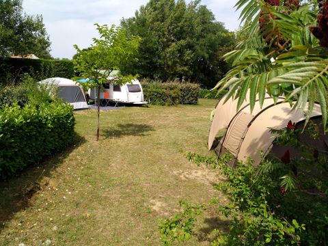 Emplacement - Forfait Confort (1 tente, caravane ou camping-car / 1 voiture / électricité 10A)