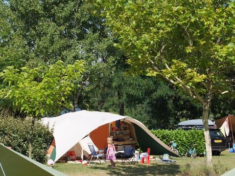 Emplacement - Forfait Confort (1 tente, caravane ou camping-car / 1 voiture / électricité 10A)
