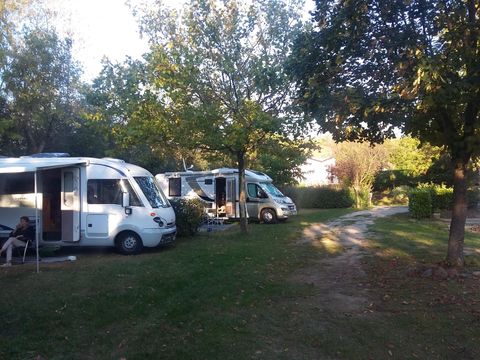 Emplacement - Forfait Confort (1 tente, caravane ou camping-car / 1 voiture / électricité 10A)