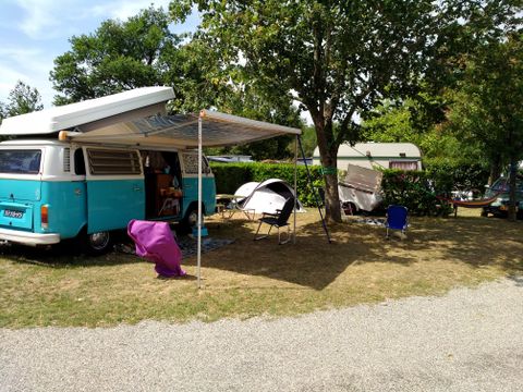 Emplacement - Forfait Confort (1 tente, caravane ou camping-car / 1 voiture / électricité 10A)