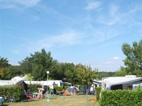 Emplacement - Forfait Confort (1 tente, caravane ou camping-car / 1 voiture / électricité 10A)