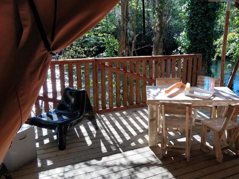 Tente en toile et en bois 4 personnes - LODGE LUXE BORD DE RIVIERE