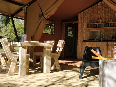 Tente en toile et en bois 4 personnes - LODGE LUXE BORD DE RIVIERE