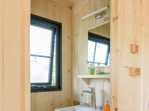 MOBILHOME 5 personnes - cottage premium Dimanche (2022) bord de rivière, 2 chambres, terrasse couverte 5 pers