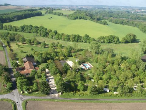 Emplacement - CONFORT avec éléc / tente, caravane ou camping car - 100 à 200m² ELECTRICITE INCLUSE