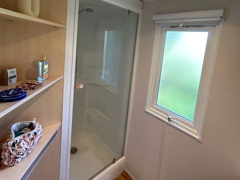 MOBILHOME 5 personnes - Super Mercure 30m² - 2 chambres avec une terrasse couverte