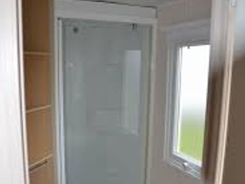 MOBILHOME 4 personnes - Duchesse 30m² - 2 chambres avec une terrasse couverte