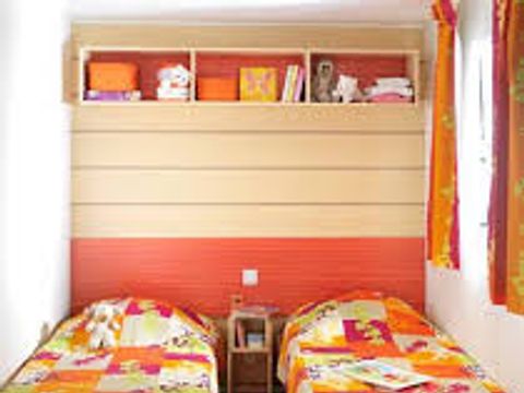MOBILHOME 4 personnes - Duchesse 30m² - 2 chambres avec une terrasse couverte