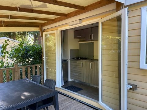 MOBILHOME 5 personnes - Vénus 22.9m² - 2 chambres avec une terrasse semi-couverte