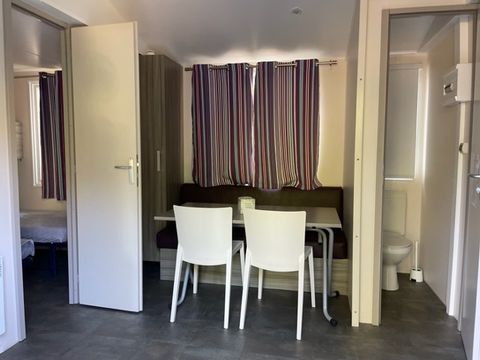 MOBILHOME 5 personnes - Riviera 27.5m² - 2 chambres avec une terrasse semi-couverte