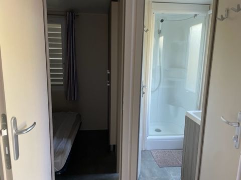 MOBILHOME 5 personnes - Riviera 27.5m² - 2 chambres avec une terrasse semi-couverte
