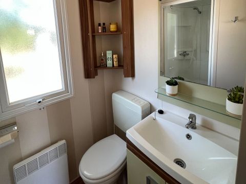 MOBILHOME 5 personnes - Classic XL | 2 Ch. | 4/5 Pers. | Terrasse surélevée | 2 SDB | TV