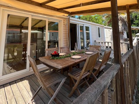 MOBILHOME 4 personnes - Classic | 2 Ch. | 4 Pers. | Terrasse surélevée | 2 SDB | TV