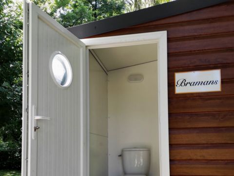 Emplacement - PREMIUM - Sanitaire privatif avec clé sur place