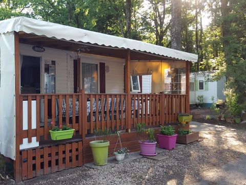 MOBILHOME 6 personnes - Confort 22-28m² - 2 chambres - terrasse couverte + TV