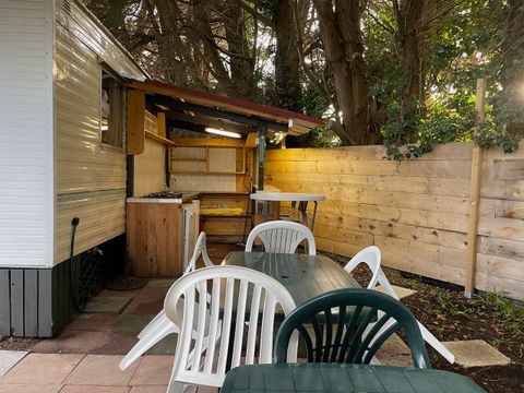 MOBILHOME 8 personnes - Mobil-home atypique (JF 02) - 4 chambres - 2 salles de bain - Cuisine d’été équipée 8 pers