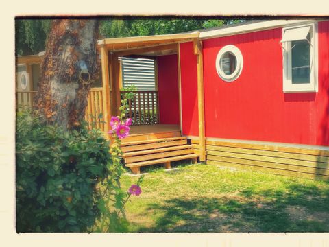 Emplacement - Forfait 2 pers., Emplacement avec caravane/ Camping car/ ou tente et véhicule, électricité inclue