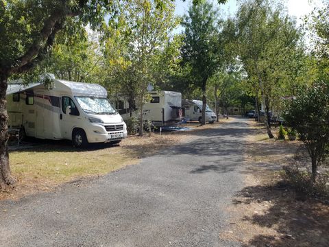 Emplacement - Forfait Confort (1 tente, caravane ou camping-car + 1 voiture + électricité 10A)