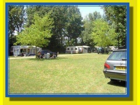 Emplacement - forfait 1 véhicule, électricité, 1 caravane ou 1 tente