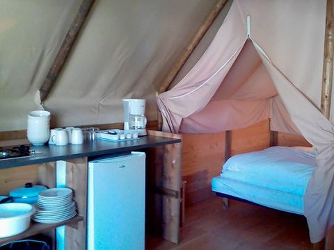 Tente en toile et en bois 5 personnes - (sans sanitaires)