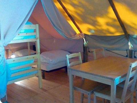 Tente en toile et en bois 5 personnes - (sans sanitaires)