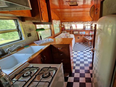 HÉBERGEMENT INSOLITE 2 personnes - AUTHENTIQUE CARAVANE AMERICAINE des années 50