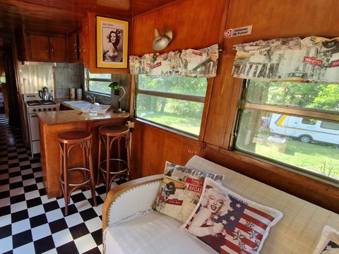 Insolite 2 personnes - AUTHENTIQUE CARAVANE AMERICAINE des années 50