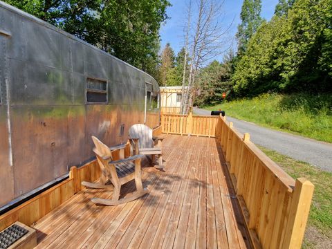 HÉBERGEMENT INSOLITE 2 personnes - AUTHENTIQUE CARAVANE AMERICAINE des années 50