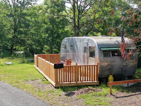 HÉBERGEMENT INSOLITE 2 personnes - AUTHENTIQUE CARAVANE AMERICAINE des années 50