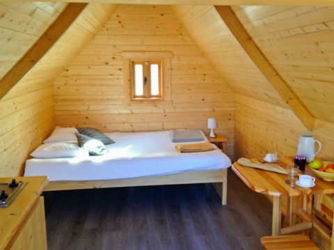 HÉBERGEMENT INSOLITE 2 personnes - CABANE 2 pers - accès PMR