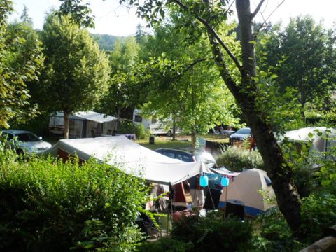 Emplacement - Forfait Confort (1 tente, caravane ou camping-car / 1 voiture / électricité 6A)