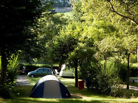 Emplacement - Forfait Confort (1 tente, caravane ou camping-car / 1 voiture / électricité 6A)