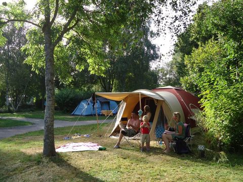 Emplacement - Forfait Confort (1 tente, caravane ou camping-car / 1 voiture / électricité 6A)