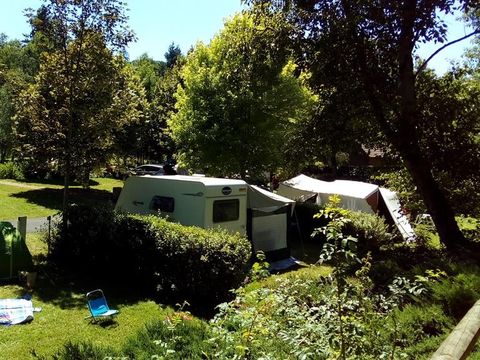Emplacement - Forfait Confort (1 tente, caravane ou camping-car / 1 voiture / électricité 6A)