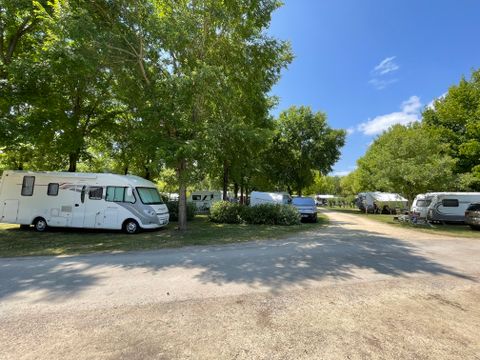Emplacement - Forfait Confort (2 pers/1 tente,caravane ou camping-car/1 voiture/eau+électricité 10A) 80 à 120 m²