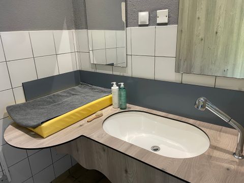 Emplacement - Forfait Confort (2 pers/1 tente,caravane ou camping-car/1 voiture/eau+électricité 10A) 80 à 120 m²