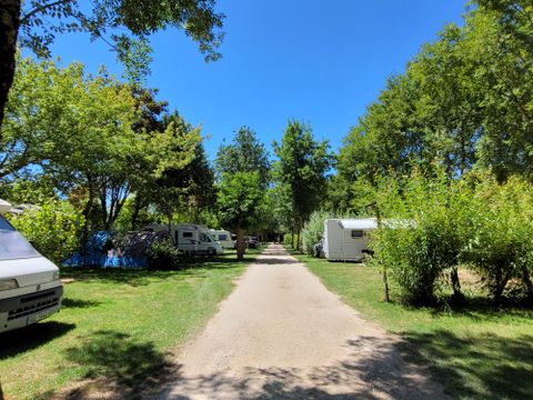 Emplacement - Forfait Confort (2 pers/1 tente,caravane ou camping-car/1 voiture/eau+électricité 10A) 80 à 120 m²