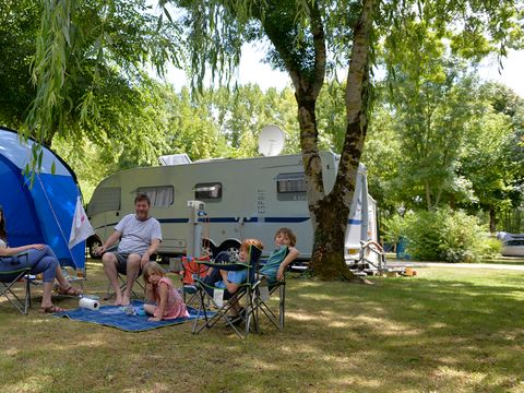 Emplacement - Forfait Confort (2 pers/1 tente,caravane ou camping-car/1 voiture/eau+électricité 10A) 80 à 120 m²