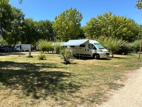 Emplacement - Forfait Confort (2 pers/1 tente,caravane ou camping-car/1 voiture/eau+électricité 10A) 80 à 120 m²