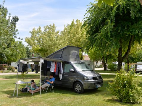 Emplacement - Forfait Confort (2 pers/1 tente,caravane ou camping-car/1 voiture/eau+électricité 10A) 80 à 120 m²